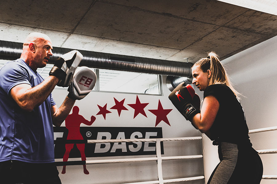 Mann und Frau im Pratzen Boxtraining