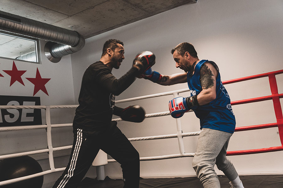 6 Rechter Uppercut gegen Boxpratzen