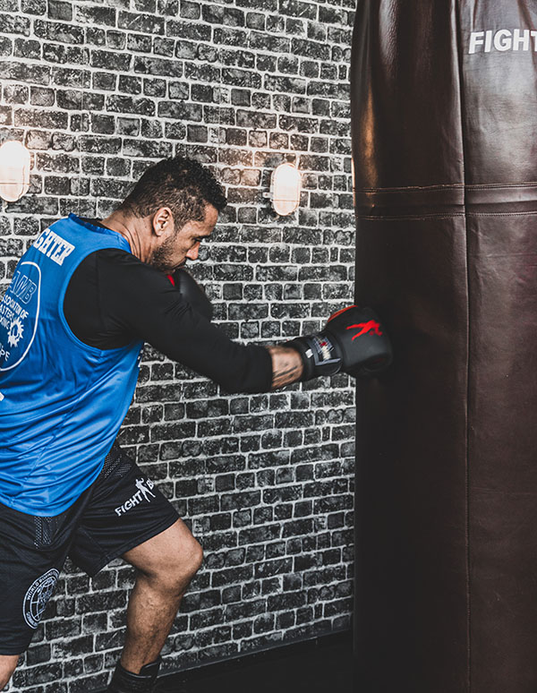 Hook Boxschlag gegen einen Boxsack