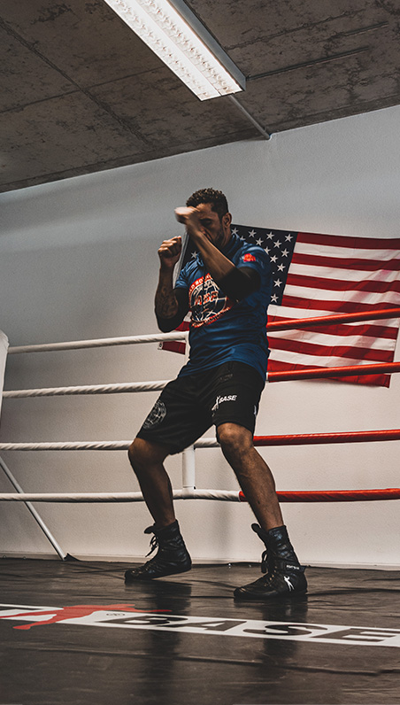 Boxer im Ring übt die Technik beim Schattenboxen