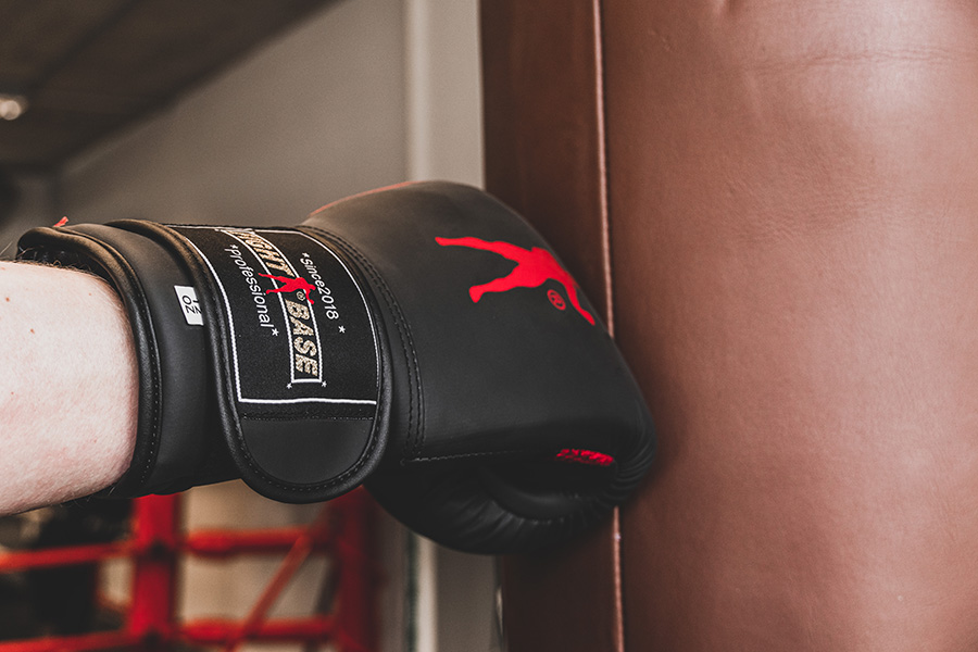 Schwarze Boxhandschuhe mit rotem Kämpfer Logo