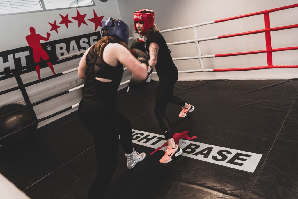 Zwei Boxer im Boxring